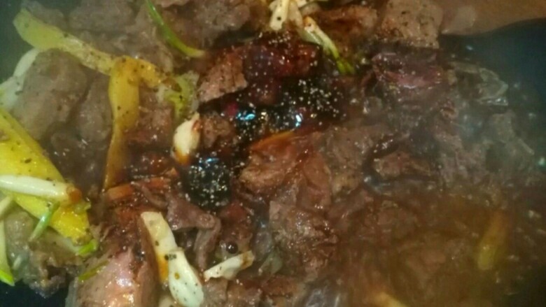 西红柿土豆牛腩,加料酒去腥味,醋让肉质变软,味达美,老抽上色,生蚝提鲜,最后加上黑胡椒碎,4块冰糖