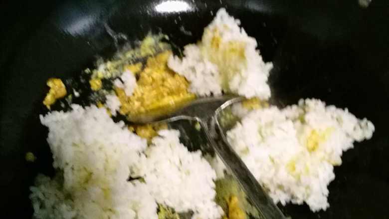 酸菜肉丝炒饭,加入<a style='color:red;display:inline-block;' href='/shicai/ 507'>米饭</a>，继续翻炒均匀