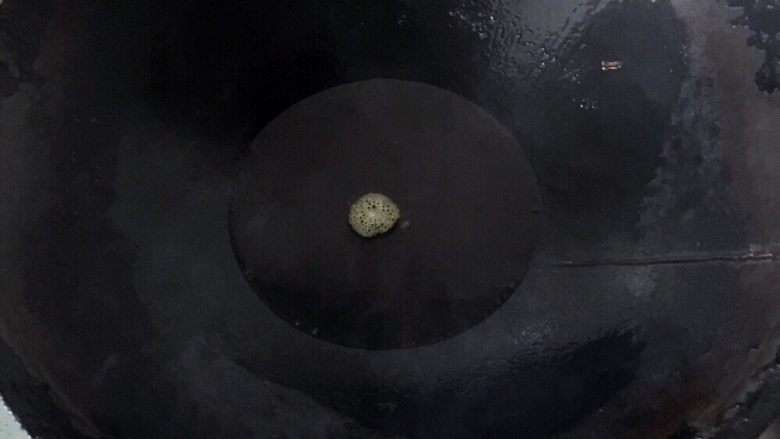 八宝菜,锅内放入少许油,加热至沸腾。