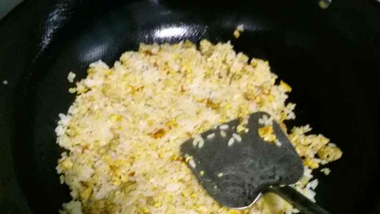 酸菜肉丝炒饭,翻炒均匀
