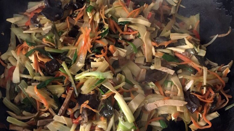 八宝菜,将大头青菜丝倒入锅内,炒出香味,再将其余辅料丝放入,加入调料,翻炒均匀。