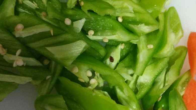 家常麻辣炖,尖椒切滚刀块