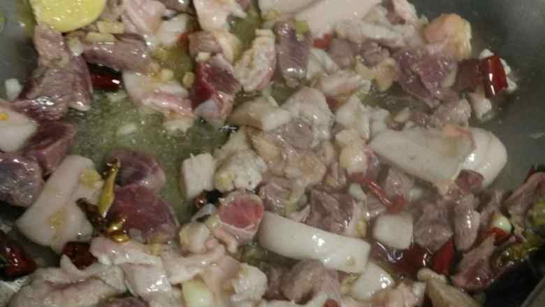 家常麻辣炖,肉放里翻炒