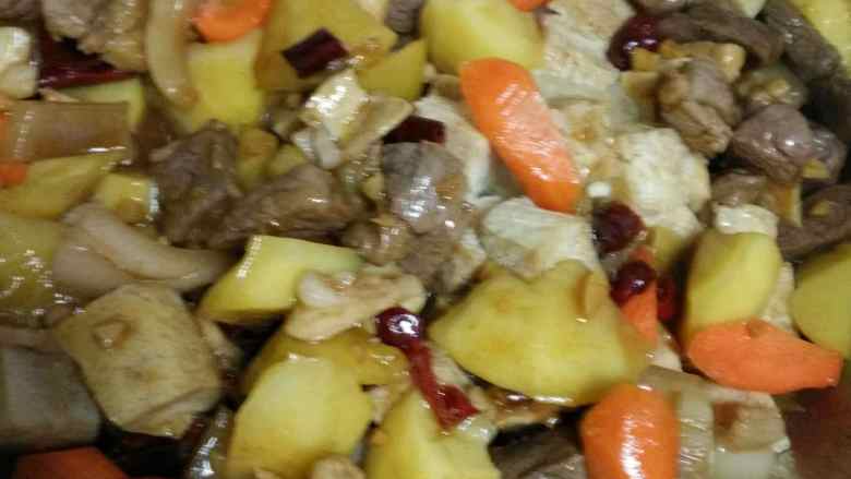 家常麻辣炖,加冻豆腐辣椒油翻炒。