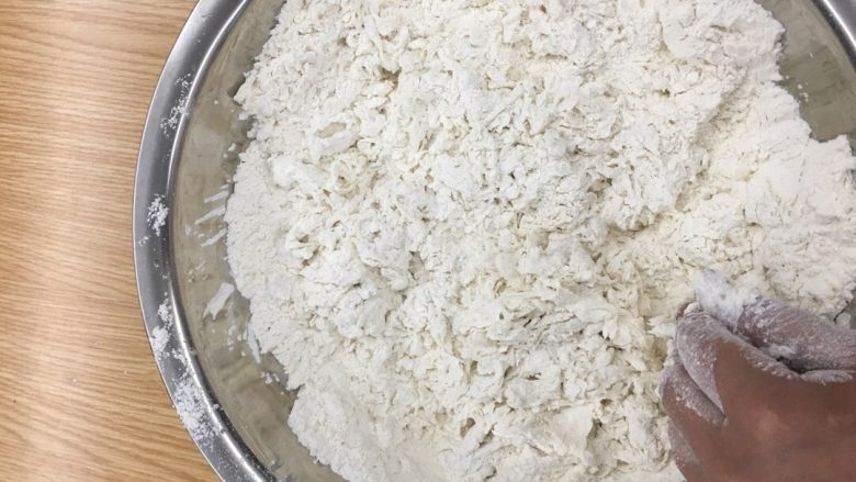 猪肉大葱包子,逐渐加入温水,水温40度左右即可