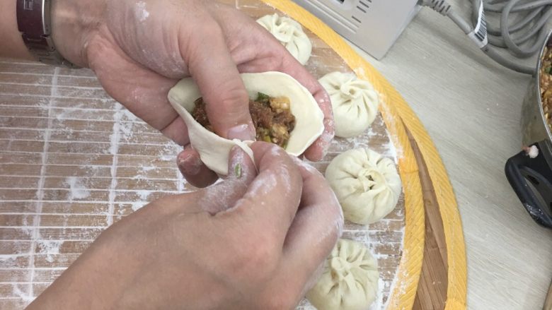 猪肉大葱包子,包包子可以看看百度视频里面的手法介绍,我就是根百度学的