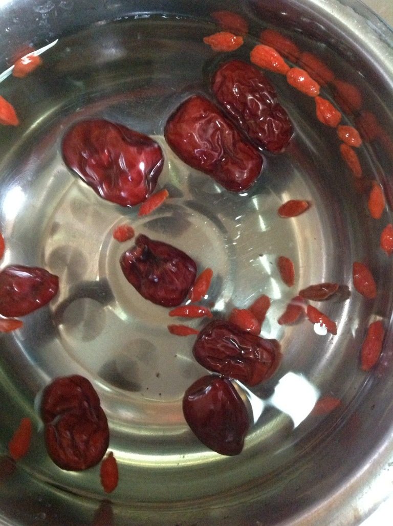 鲫鱼豆腐汤,把<a style='color:red;display:inline-block;' href='/shicai/ 673'>枸杞</a>和<a style='color:red;display:inline-block;' href='/shicai/ 2470'>红枣</a>洗净，泡在水里备用。水就不要倒了，等下直接加进锅就好。