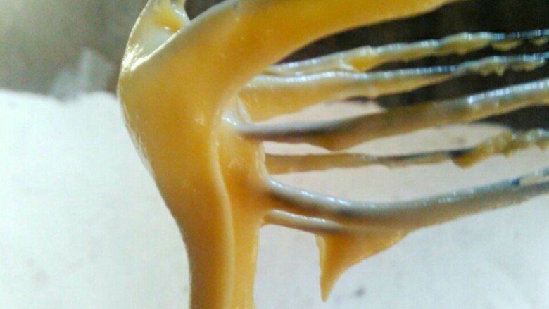 最简单的泡芙,搅拌成如图低落的面糊有四厘米长就说明搅好了,搅好的糊应该是很有光泽的。