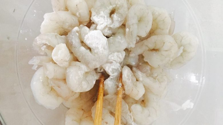 腰果虾仁,放适量淀粉,盐,料酒腌制