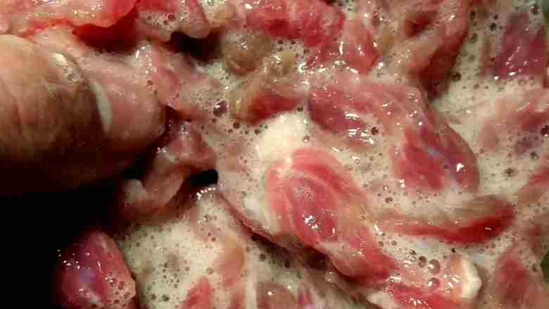 “麻辣牛肉”绅士私房菜,首先<a style='color:red;display:inline-block;' href='/shicai/ 216'>牛肉</a>切条加入<a style='color:red;display:inline-block;' href='/shicai/ 718'>料酒</a>，<a style='color:red;display:inline-block;' href='/shicai/ 788'>生抽</a>，盐少量，一个<a style='color:red;display:inline-block;' href='/shicai/ 59093'>鸡蛋清</a>抓匀。
