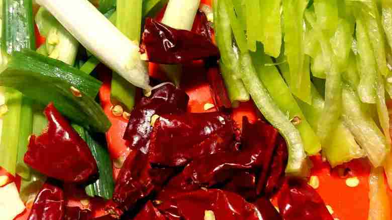 “麻辣牛肉”绅士私房菜,配料:<a style='color:red;display:inline-block;' href='/shicai/ 62'>辣椒</a>,尖椒,葱姜片。