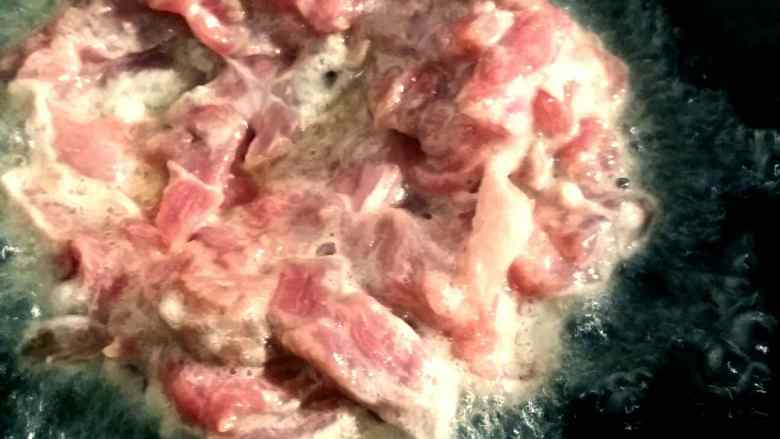 “麻辣牛肉”绅士私房菜,锅内烧油,放入牛肉滑溜。
