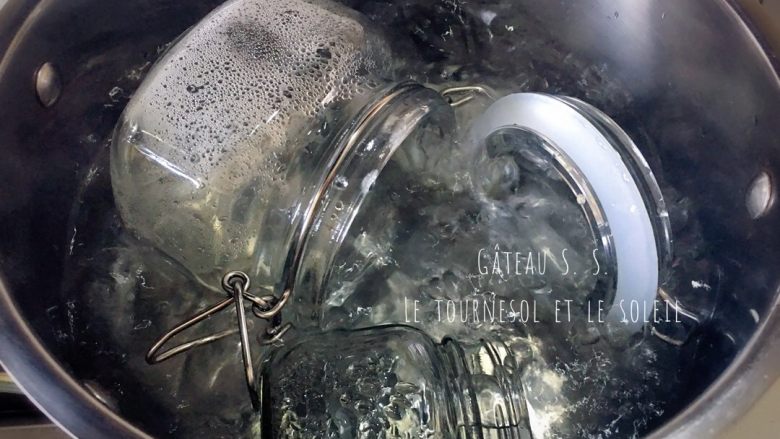 覆盆子果酱,果酱瓶高温煮沸10min以上消毒,晾干备用。
