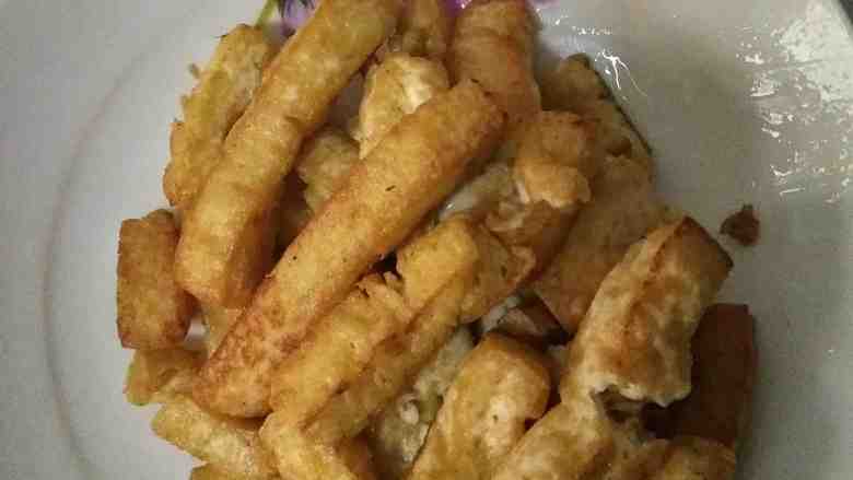 家常豆腐两吃,炸至金黄,捞出。
