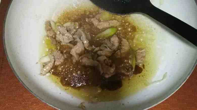 家常豆腐两吃,倒入适量酱油,翻炒,让肉片上色。