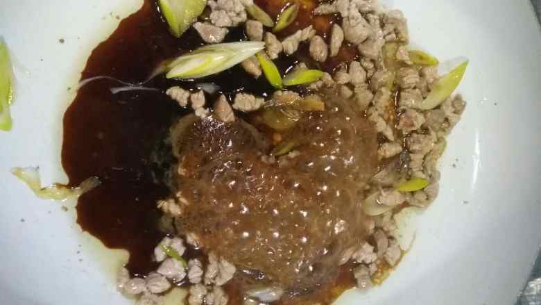 家常豆腐两吃,倒入酱油,因为豆腐色浅,所以酱油稍多点。