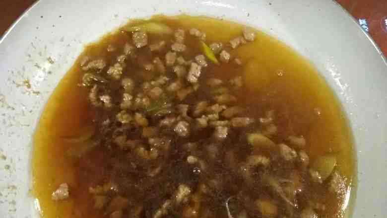 家常豆腐两吃,根据豆腐的多少,加入适量的温水。