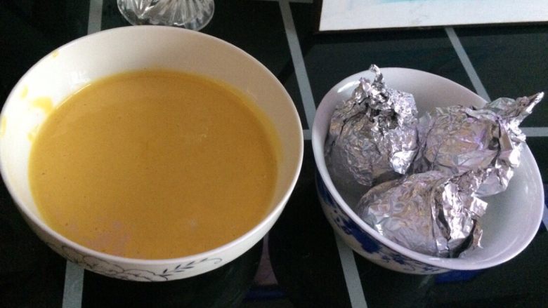 “鸡”祥如意蒸蛋糕,装盘，加锡纸包好