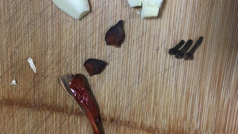 美极丁香鸭,配料如图,姜蒜、三粒丁香、桂皮茴香少许