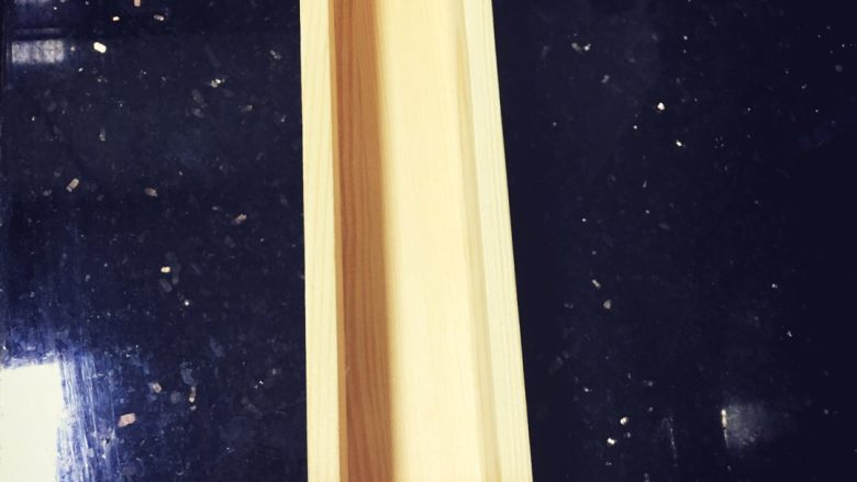 蔓越莓黄油曲奇饼,🍪 这里使用木模具。(以上材料份量可做4模。假如只想做1模的话,请用以上材料份量各÷4😜)
