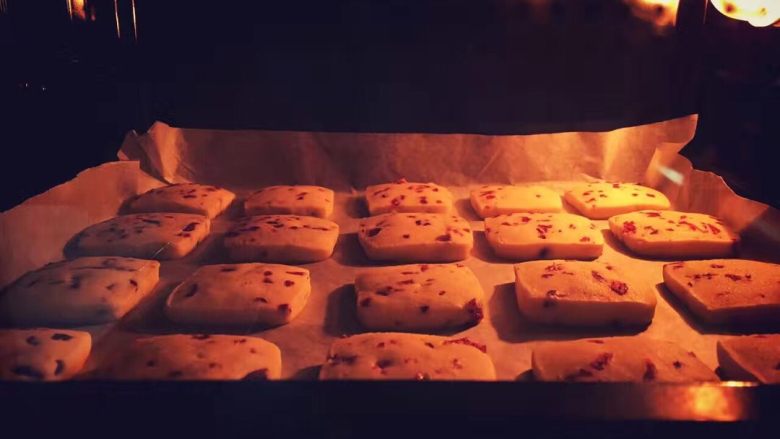 蔓越莓黄油曲奇饼,🍪 165°C,上下管,中层,13分钟。(这里使用的是长帝,每个烤箱温度不一样)