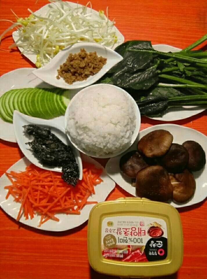 “石锅拌饭”绅士私房菜,准备:<a style='color:red;display:inline-block;' href='/shicai/ 117'>菠菜</a>，<a style='color:red;display:inline-block;' href='/shicai/ 66'>西葫芦</a>，<a style='color:red;display:inline-block;' href='/shicai/ 2692'>黄豆芽</a>，<a style='color:red;display:inline-block;' href='/shicai/ 25'>胡萝卜</a>，<a style='color:red;display:inline-block;' href='/shicai/ 230'>香菇</a>，<a style='color:red;display:inline-block;' href='/shicai/ 273'>紫菜</a>，<a style='color:red;display:inline-block;' href='/shicai/ 6938'>牛肉松</a>，<a style='color:red;display:inline-block;' href='/shicai/ 9'>鸡蛋</a>一个，<a style='color:red;display:inline-block;' href='/shicai/ 507'>米饭</a>，<a style='color:red;display:inline-block;' href='/shicai/ 8582'>韩国辣酱</a>，<a style='color:red;display:inline-block;' href='/shicai/ 851'>橄榄油</a>。