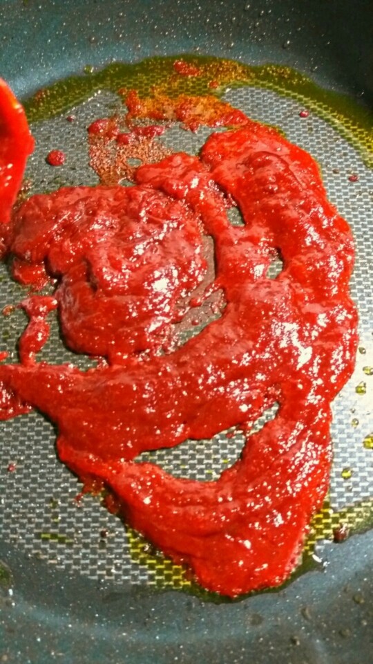“石锅拌饭”绅士私房菜,锅一定要热。放入一点点的油炒香韩国辣酱。
