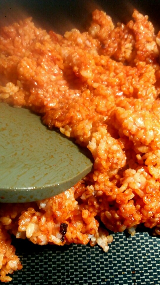 “石锅拌饭”绅士私房菜,加入米饭炒香。