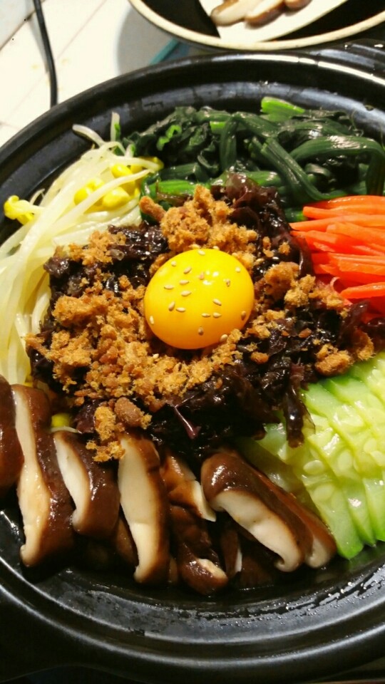 “石锅拌饭”绅士私房菜,把青菜用开水焯一遍捞出，依次摆在米饭上面，再撒上紫菜，牛肉松，放一个鸡蛋黄即可。
