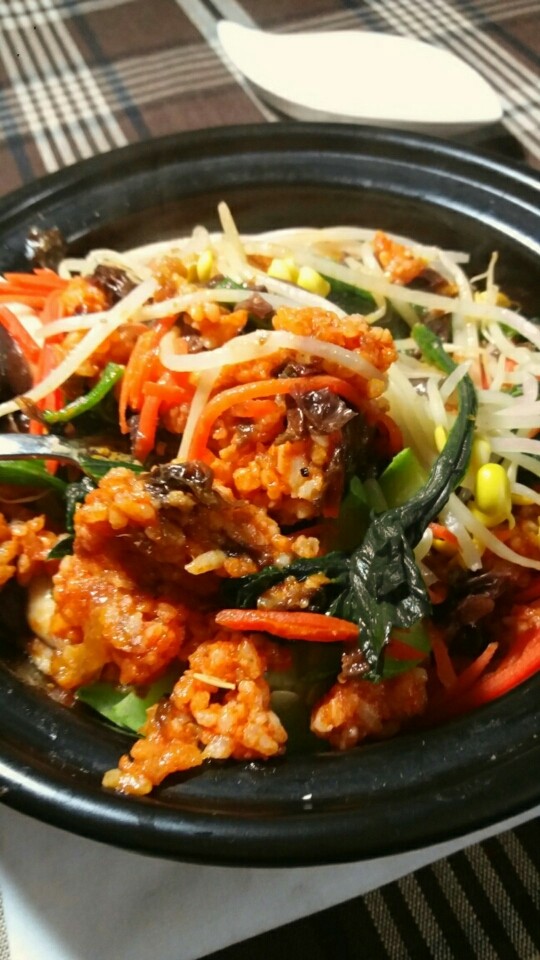 “石锅拌饭”绅士私房菜,搅拌均匀享用。