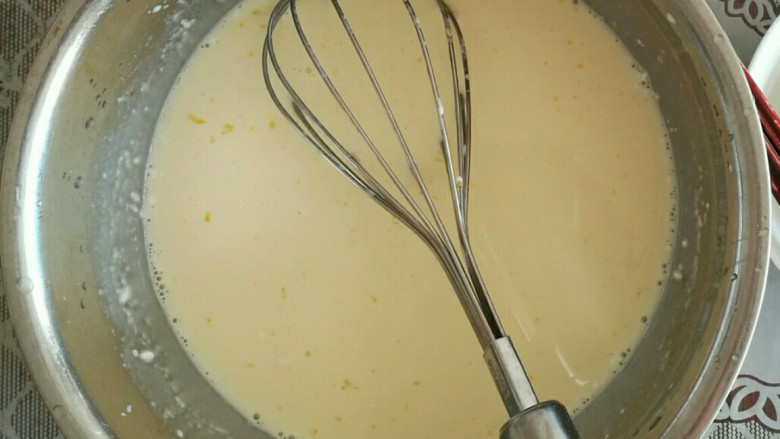 多余蛋挞液变蛋糕😜,将蛋黄打散浇入剩余蛋挞液