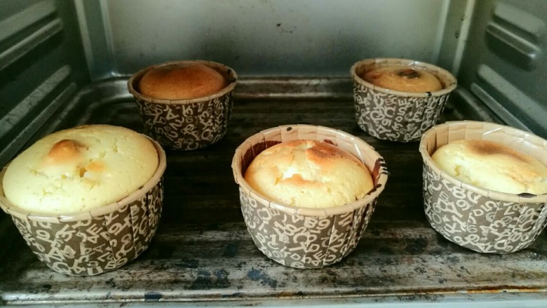 多余蛋挞液变蛋糕😜,烤箱170度   20分钟  还可以加入榛仁之类的东东