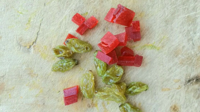 什锦蛋挞,把想吃到的材料切碎（我的是果丹皮和葡萄干）（葡萄干配蛋挞真是没谁了）👍