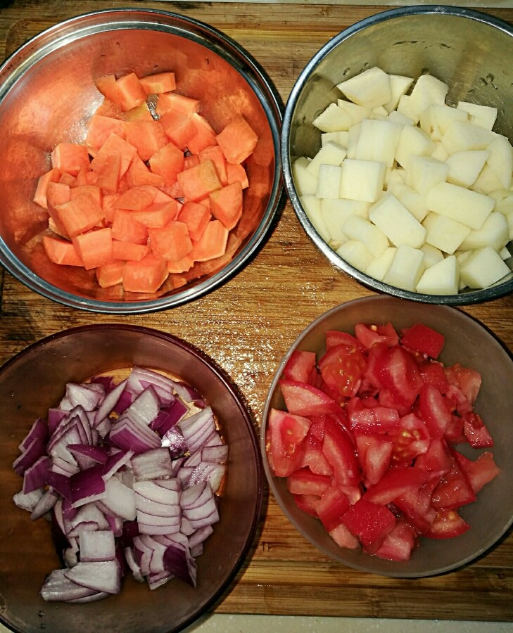 番茄牛肉,将<a style='color:red;display:inline-block;' href='/shicai/ 29'>洋葱</a>、<a style='color:red;display:inline-block;' href='/shicai/ 23'>土豆</a>、<a style='color:red;display:inline-block;' href='/shicai/ 3551'>西红柿</a>和<a style='color:red;display:inline-block;' href='/shicai/ 25'>胡萝卜</a>切块。