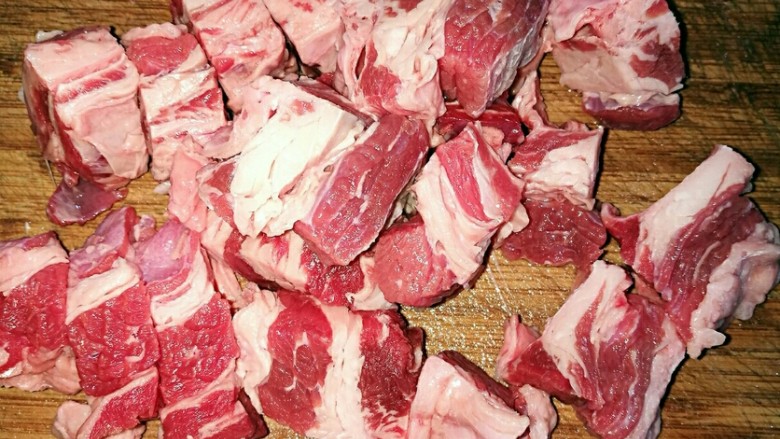 番茄牛肉,将牛肉切块,我买的牛肋条肉,牛腩也可以。