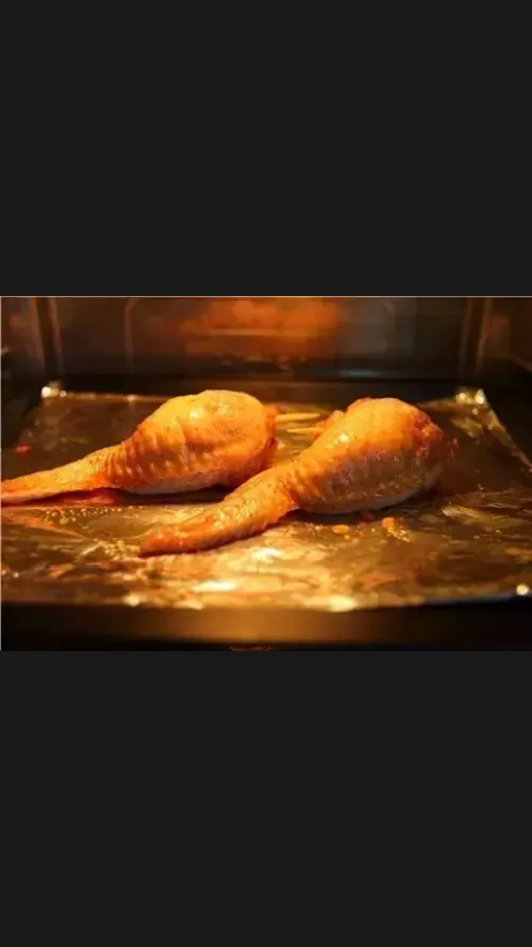 鸡翅包饭,然后放入220°烤箱15分钟,翻过来,烤箱调成200°再烤8分钟就可以了。