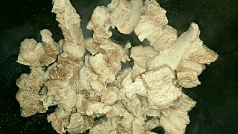 番茄牛肉,将牛肉冷水下锅抄下,然后用温水冲,如果用热水冲,肉不容易烂的。然后将锅里放油再把肉放锅里煸炒。