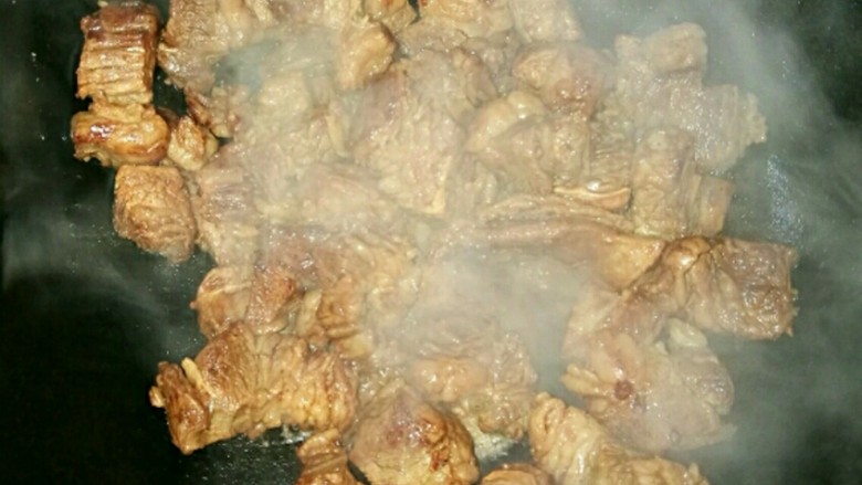 番茄牛肉,再放进<a style='color:red;display:inline-block;' href='/shicai/ 10588'>糖</a>、<a style='color:red;display:inline-block;' href='/shicai/ 718'>料酒</a>和老抽，炒匀。