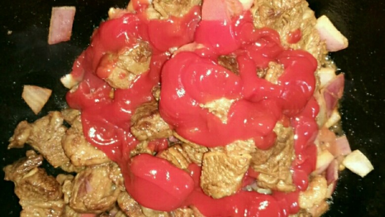 番茄牛肉,加番茄酱,这个量可以自己来调整,但稍微多点,味道不错的,有助于提味。