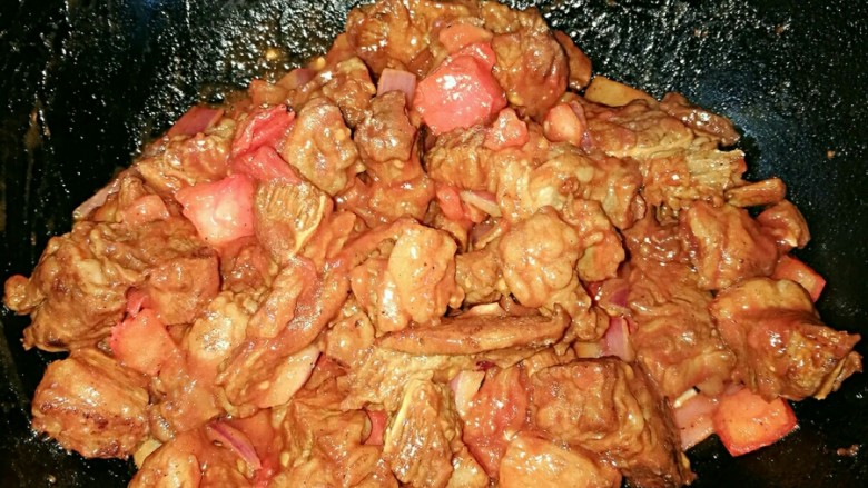 番茄牛肉,将酱与肉都炒匀。
