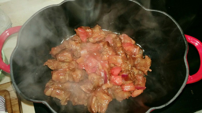 番茄牛肉,然后加水没过肉,盖盖开始炖,此款锅是珐琅锅,锅盖厚实,密封性好,蒸汽在锅内充分循环,避免蒸发,所以不用花很长时间就可以吃上美味合口的菜。