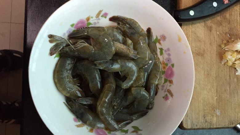 开背蒜蓉虾,粉丝适当剪短些,冷水泡半小时左右。