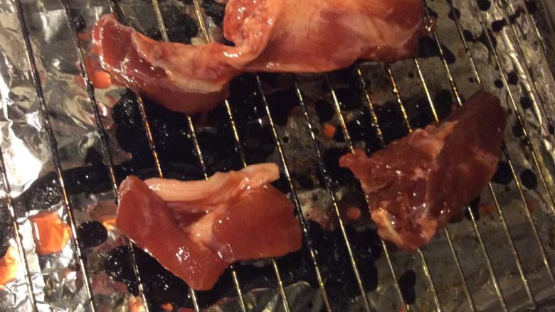 好次的叉烧肉(巨简单版ヾ(*´∇`)ノ,烤!!!!(烤网中层 烤板下层下面一定要点锡纸!这是我靠第二盘了 下面酱汁和油滴下会糊!