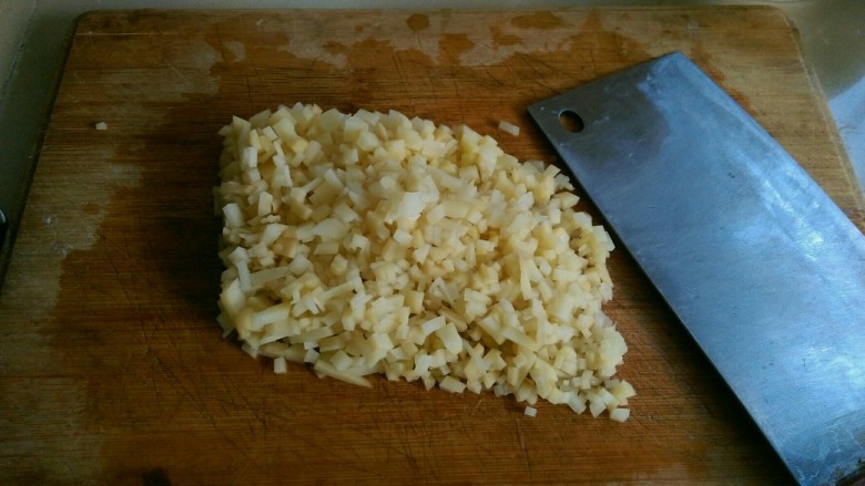 土豆饺子,<a style='color:red;display:inline-block;' href='/shicai/ 23'>土豆</a>切成细末。