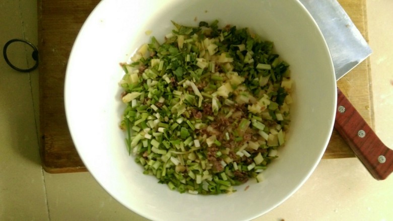 土豆饺子,将所有的细末放入大碗中，待调味。