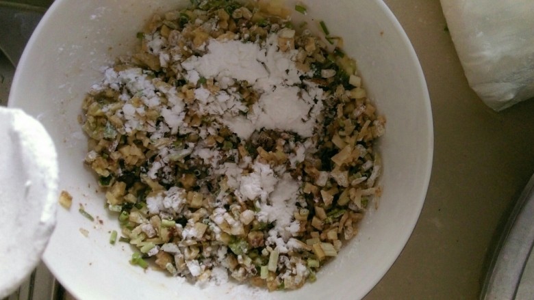 土豆饺子,加入淀粉，适量水，搅拌均匀。