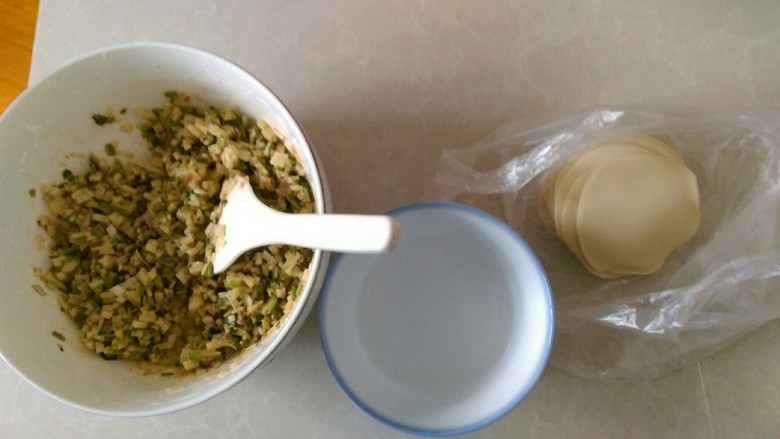 土豆饺子,开始包饺子。