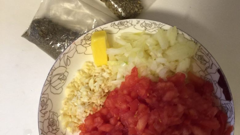 家庭自制pizza酱/意大利面酱,西红柿洗干净，用开水稍微烫一下，剥去外皮；将剥好皮的西红柿切成小丁备用；把<a style='color:red;display:inline-block;' href='/shicai/ 29'>洋葱</a>切成小丁，<a style='color:red;display:inline-block;' href='/shicai/ 2794'>大蒜</a>拍碎切成末备用。
