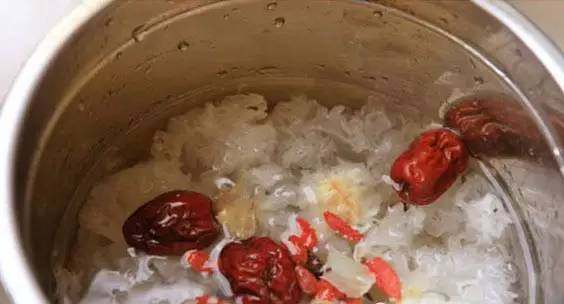 女人养颜汤,银耳最好先在水中泡15分钟，选材不要超级白的银耳，银耳不是约白越好，把所有的辅料都丢进锅里就好了。再准备两朵玫瑰花拍碎放里，等开锅有点粘的感觉就好了。