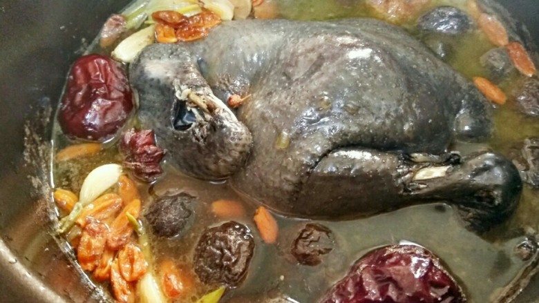 炖乌鸡